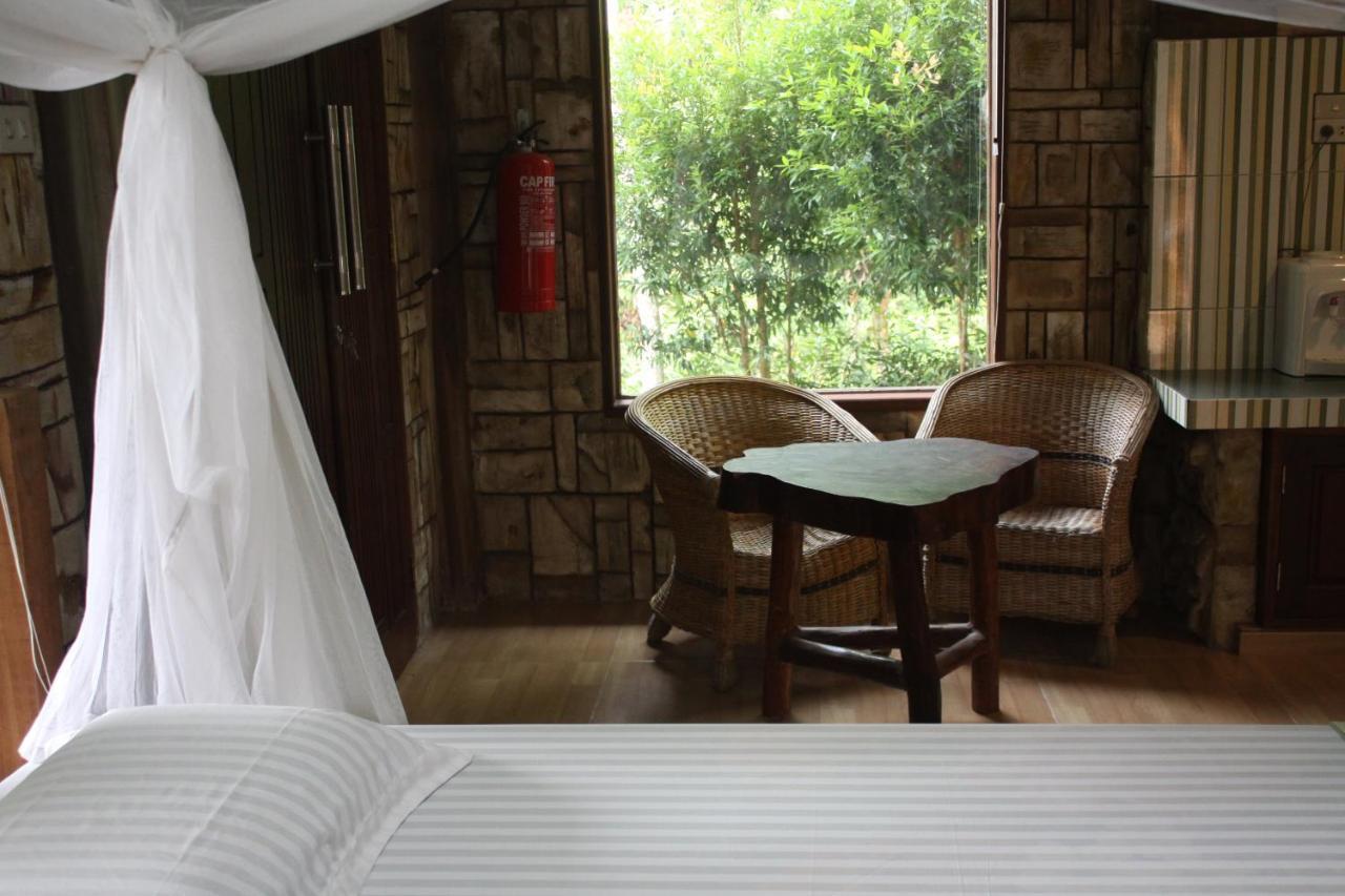 On The Rocks Bungalows, Restaurant And Jungle Trekking Tours Букіт-Лаванґ Екстер'єр фото