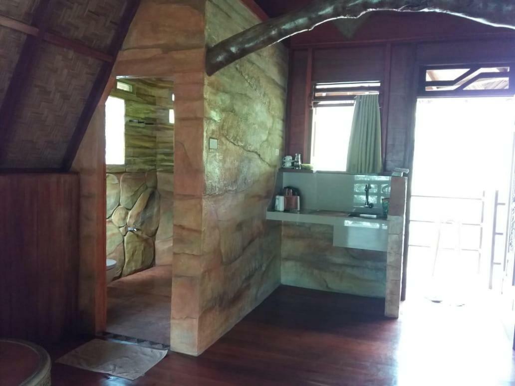 On The Rocks Bungalows, Restaurant And Jungle Trekking Tours Букіт-Лаванґ Екстер'єр фото